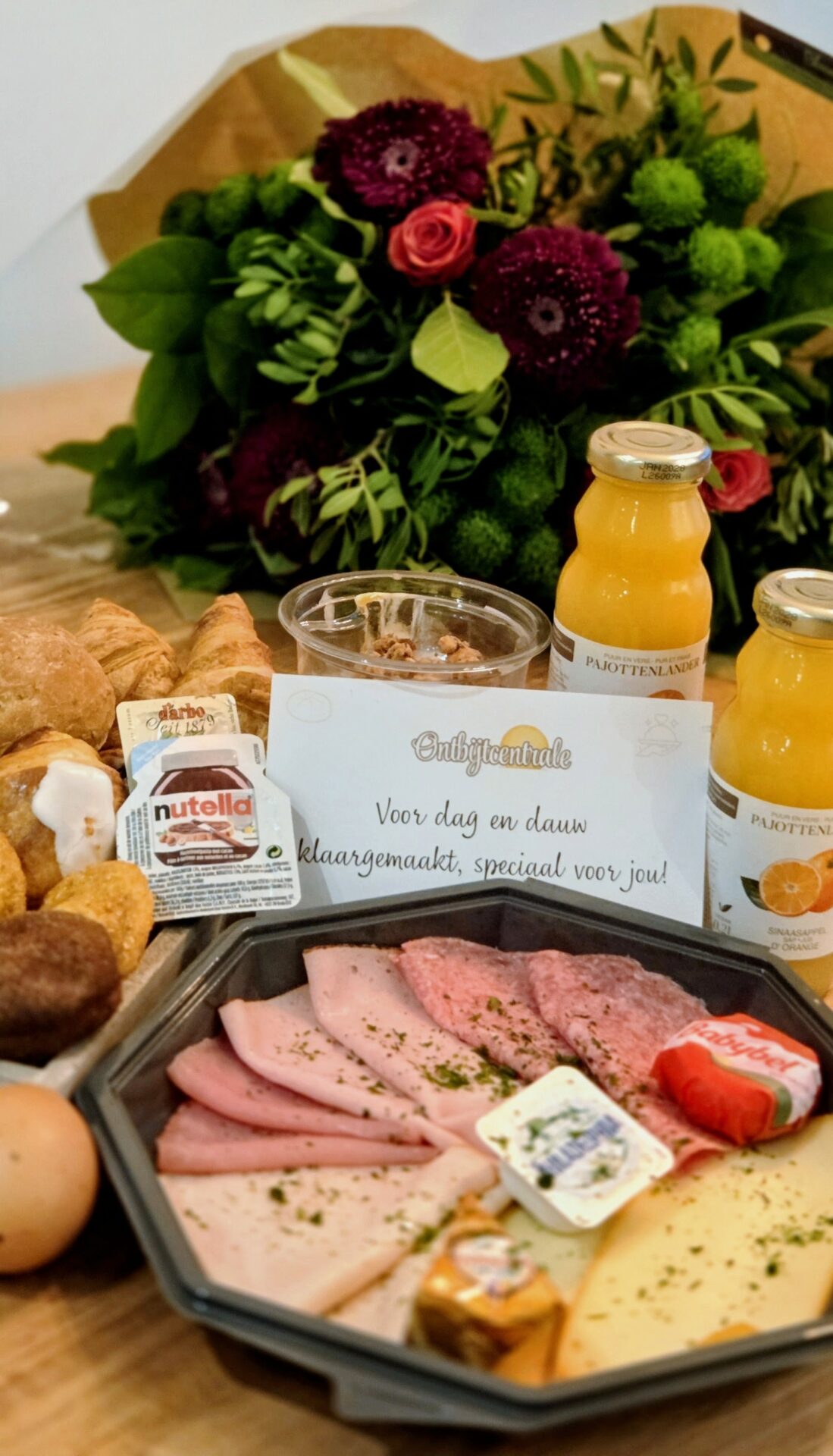Ontbijt met bloemen aan huis geleverd door Ontbijtcentrale